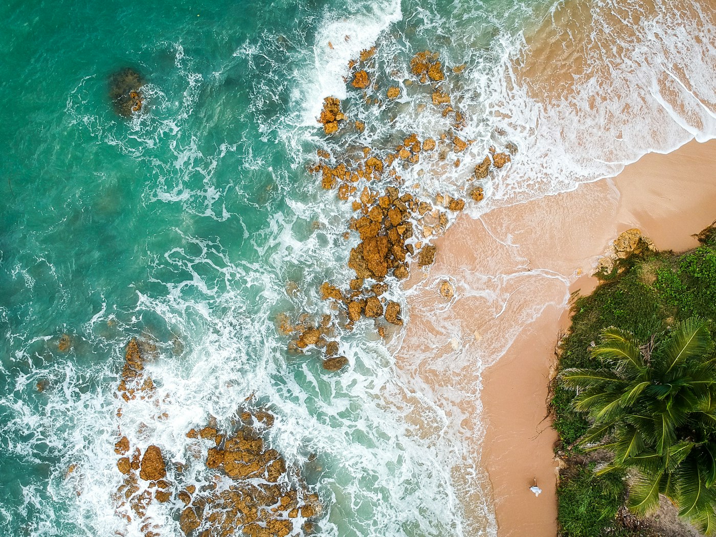 Vue aérienne de drone au-dessus de la côte basque